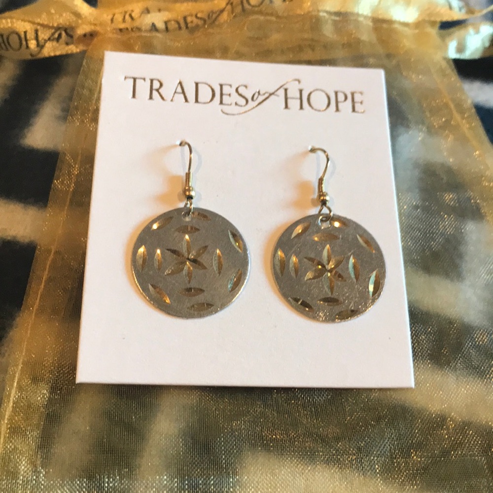 Gold engraved dangling earrings